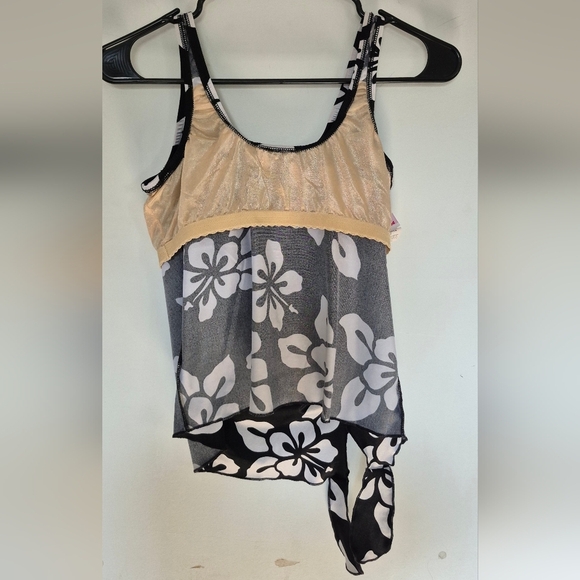 Maxine of Hollywood Black and White Sleeveless Fitted Tank - Picture 4 of 7